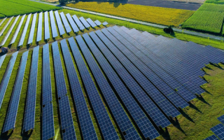 Een foto van een zonnepark, genomen vanuit de lucht